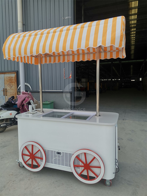 해변 아이스크림 판매 카트 냉장고 디스플레이 쇼케이스와 함께 아이스크림 트롤리